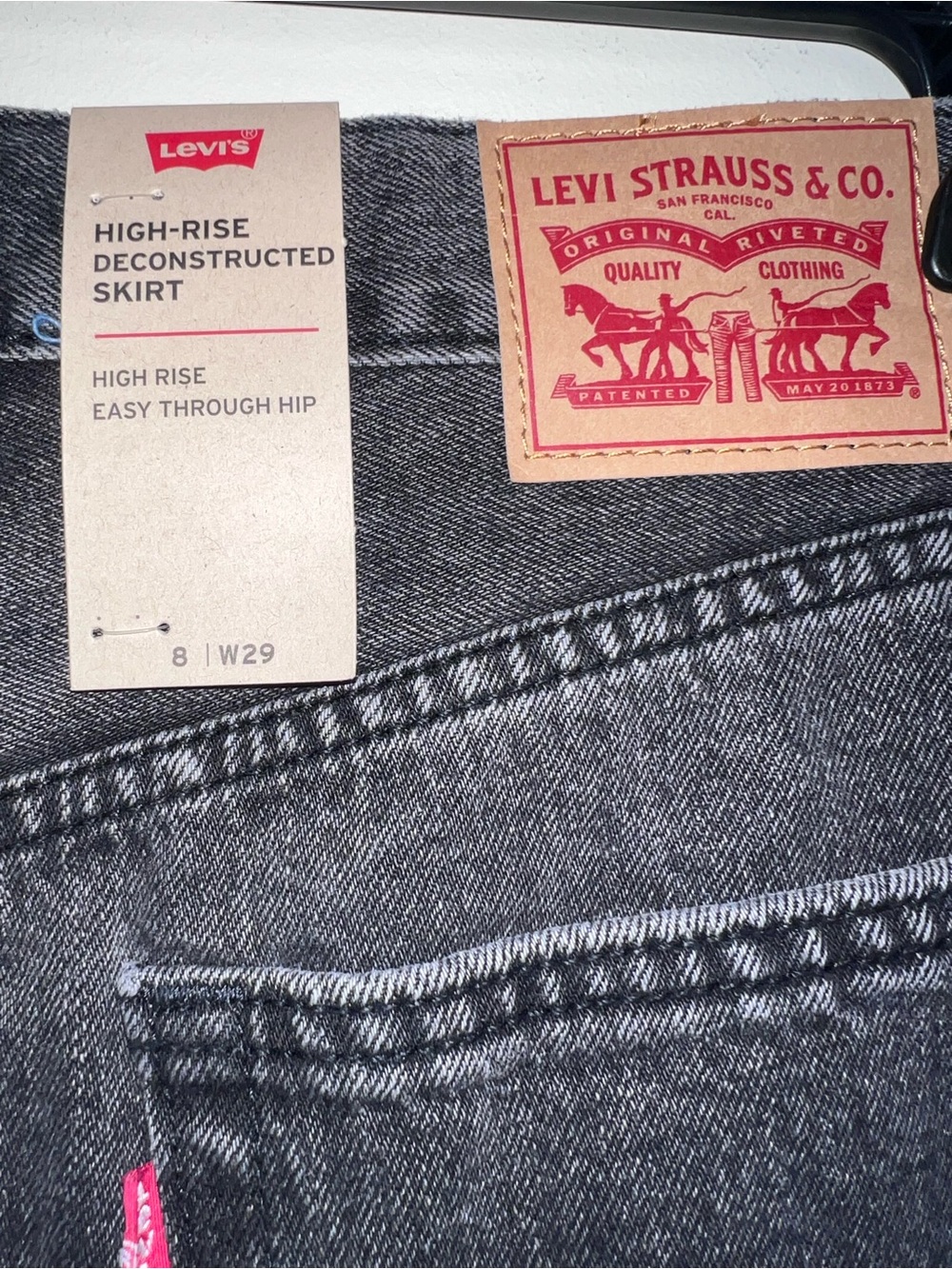 NWT Levi's High Rise Deconstructed Distressed Black Skirt Women's Size 8/29 - Picture 4 of 7